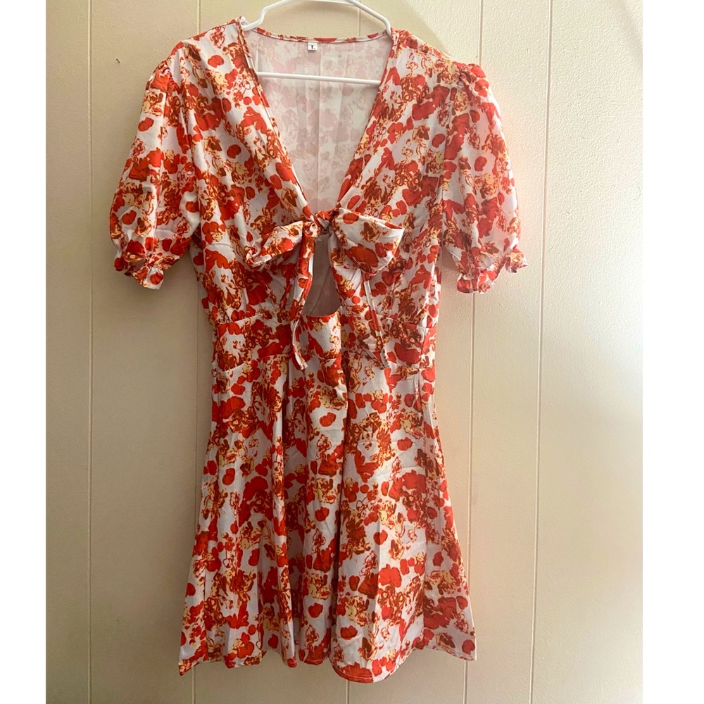 Super cute orange floral dress that ties at the front! Size Large
